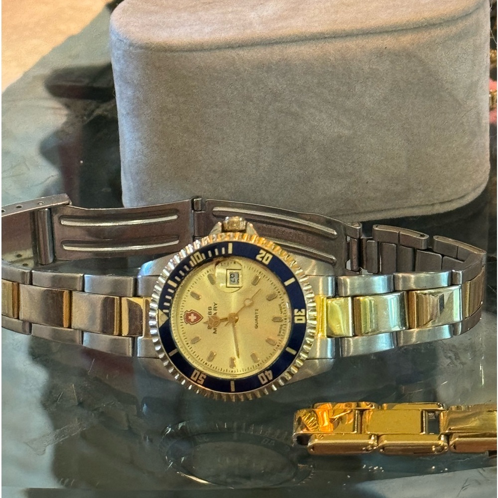 Swiss military quartz watch vintage from Switzerland 🇨🇭! Nice watch extra link